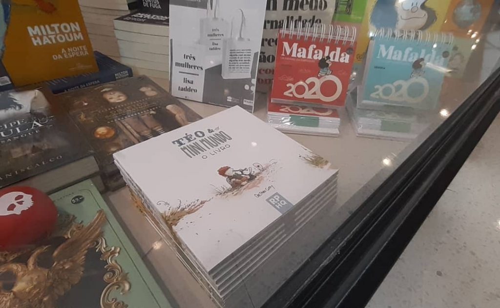 Téo & O Mini Mundo na vitrine da Blooks Livraria Téo & O Mini Mundo na vitrine da Blooks Livraria
